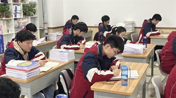  郑州创新高考复读学校学费(郑州创新高考复读学校地址)
